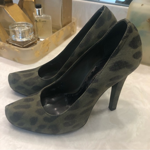 Gianni Bini Pumps, army green faint leopard print fabric, platform, Size 7 - Picture 2 of 16